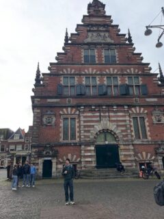 De eerste klassen sluiten de eerste periode af met twee brugklasdagen. De eerste is een bezoek aan het Archeologisch museum in Haarlem. Hier ontdekken ze een stukje geschiedenis van hun stad.