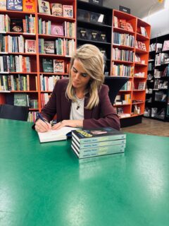 Vandaag was de feestelijke lancering van het debuut van onze eigen mevrouw Traas. “Gesnapt!” heet het boek en het is nu al een succes, de hele boekwinkel stond vol met belangstellenden voor een gesigneerd exemplaar. Ga jij hem lezen?