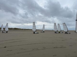 De brugklassen sluiten de eerste periode af met twee brugklasdagen. De vrijdag zijn ze op het strand te vinden met blowkarten, lasergamen in de duinen en expeditie robinson games.