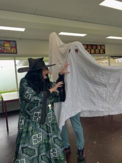 Halloween op het Kennemer Lyceum! Met een druk bezocht spookhuis, lasergamen, blackjack om snoep, horrorfilms, biolab en griezelige knutsels. Dank aan de KLV voor het organiseren.