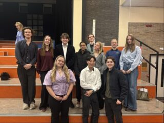 Afgelopen vrijdag deed onze debatclub mee aan de voorronde van het NK Debatteren in Nijmegen. Beide teams hebben het ontzettend goed gedaan! Ons eerste team is als 3e van de 38 scholen door naar de finale en ons 2e team, dat voor het eerst meedeed, heeft met een 28e plek ook een zeer solide prestatie geleverd. Wat zijn we trots op deze kanjers!
Dank @schooldebat
#debat #nederlands #kennemerlyceum #trots