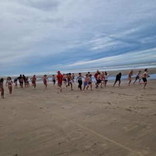 De Kennemer winterduik 2025

Na een succesvolle editie in 2024 in ‘t Wed was het tijd om er een schepje bovenop te doen. Met wie-durft het koude zeewater in voor het goede doel, namelijk de wensenambulance. Zo’n 70 leerlingen en 10 docenten (niet allemaal op de foto) gingen het water in en hebben een mooi sponsorbedrag opgehaald. Hoeveel we totaal hebben? Dat hoor je later van meneer Stapensea!