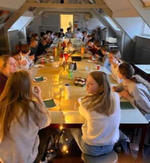 Kerstontbijt en voedselbankactie

Een misschien wel nieuwe traditie op het Kennemer is het kerstontbijt met de klas. Allemaal eigengemaakte lekkernijen mee en gezellig samen het jaar (en de toetsweek) afsluiten. Ook werd er ingezameld voor de voedselbank, een mooi initiatief! #ondernemenddewereldin