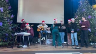 Wij gaan zingend 2025 uit! Het Kennemer Lyceum wenst je fijne feestdagen! 🎄