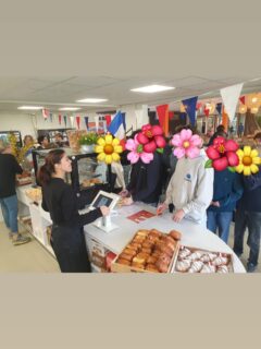 Dag van de Frans taal op het Kennemer Lyceum. ‘Je voudrais une baguette Yvette’ bestel je in het Frans vandaag, dan krijg je korting. Raad je hoeveel croissantjes er in de bak zitten? Baguette gratuite! Maak een leuke polaroid foto met een Franse béret!