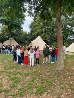 De brugklassen gingen in de eerste week van het nieuwe schooljaar meteen op kamp! Een spannende start waarin kennismaken met je nieuwe klasgenoten en mentor centraal stond.
Tijdens het kamp was er van alles te beleven. Zo werden er vlotten gebouwd, gps-tochten gelopen en gingen de leerlingen de uitdaging aan op een spannend challenge parcours. Ook werd er booggeschoten, waren er gezellige spelletjes en natuurlijk mocht een kampvuur niet ontbreken. βs Avonds werd er volop gedanst tijdens de silent disco. πΆπ₯ Alle brugklasleerlingen zijn klaar voor een mooi schooljaar op het Kennemer Lyceum